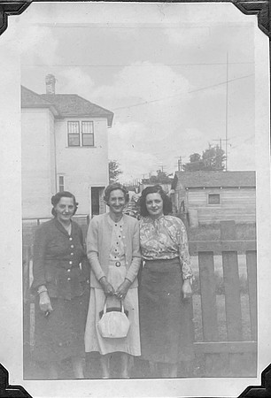 FromLynn11_3Winnipeg1950Mollys_AnnMargBettyjpg