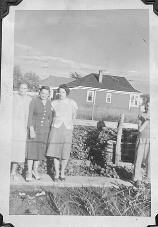 FromLynn11_2Winnipeg1950Mollys_AnnMargMolly